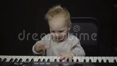 幼儿弹钢琴.